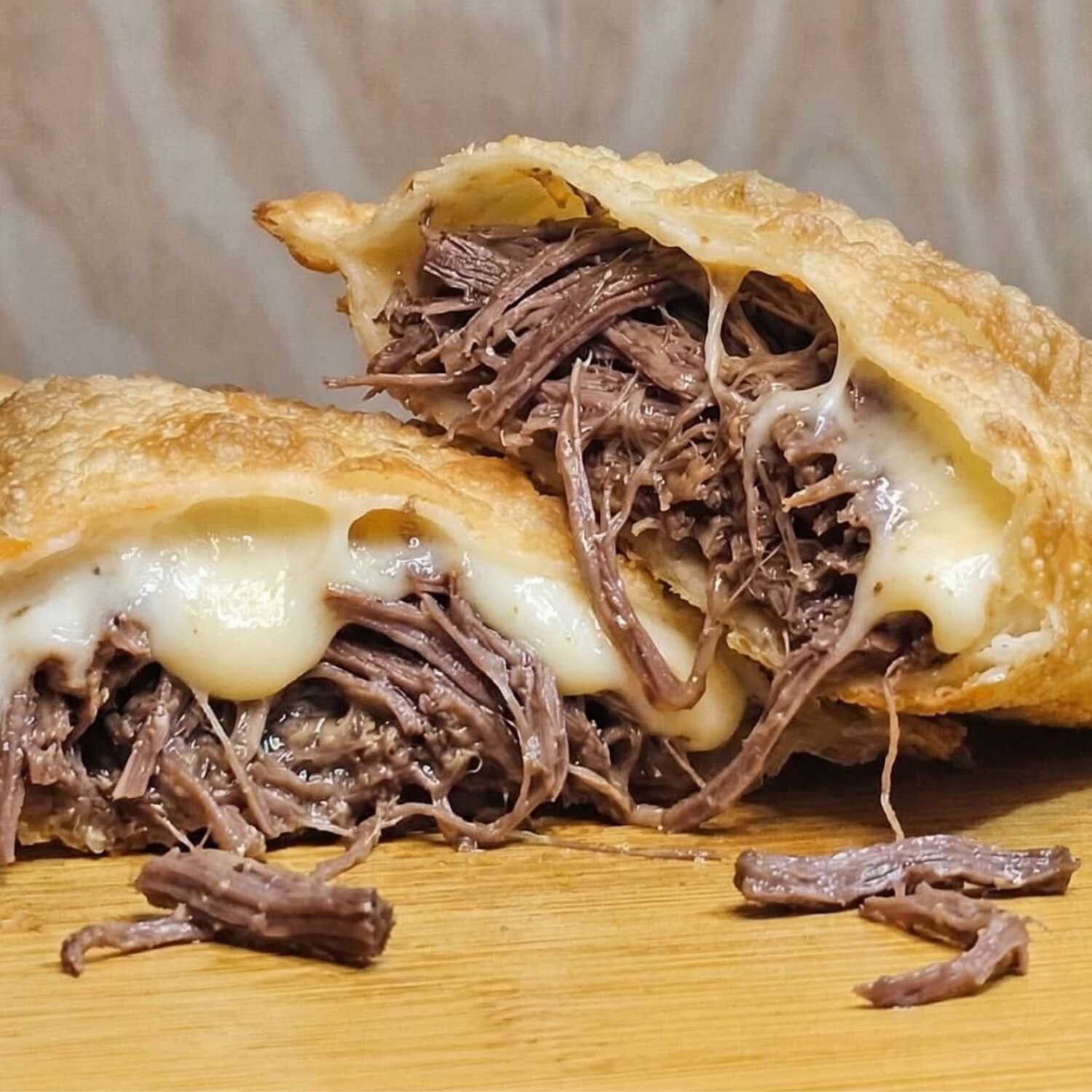 Pastel recheado com suculenta costela desfiada e cremoso catupiry ou cream cheese. Uma explosão de sabor em cada mordida!