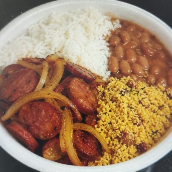 Arroz, feijão, farofa, calabresa acebolada, tudo feito fresquinho!