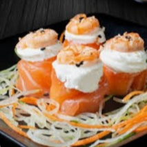 (lâmina de salmão envolvido no arroz com recheio de creme chease e camarão, cebolinho e gergelim)