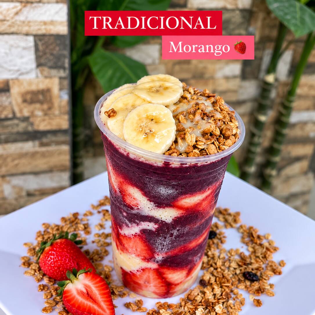 untado com musse , acai . leite em po . granola , banana e leite condensado