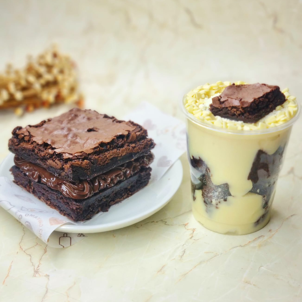 Copo Brownie com Ninho cremoso intercalado com deliciosos pedaços chocolatudos de brownie + Brownie chocolatudo grande super recheado com brigadeiro 50% cacau. Cada mordida é uma explosão. 350gm total