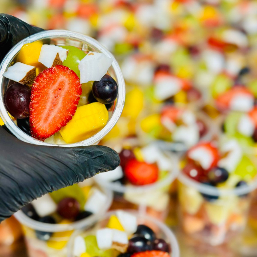 Mamão, banana, maça, abacaxi, manga, morango, uva, mexerica, coco seco e ameixa.caso falte alguma fruta sera substituído por outra. Podendo ser acrescentando outras frutas que não esteja na descrição. Feito na hora.