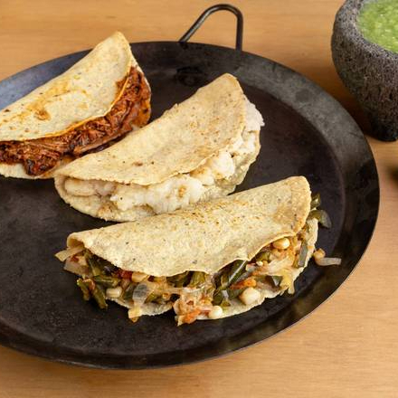 QUESADILLAS AL COMAL DE PICADILLO Y QUESO OAXACA