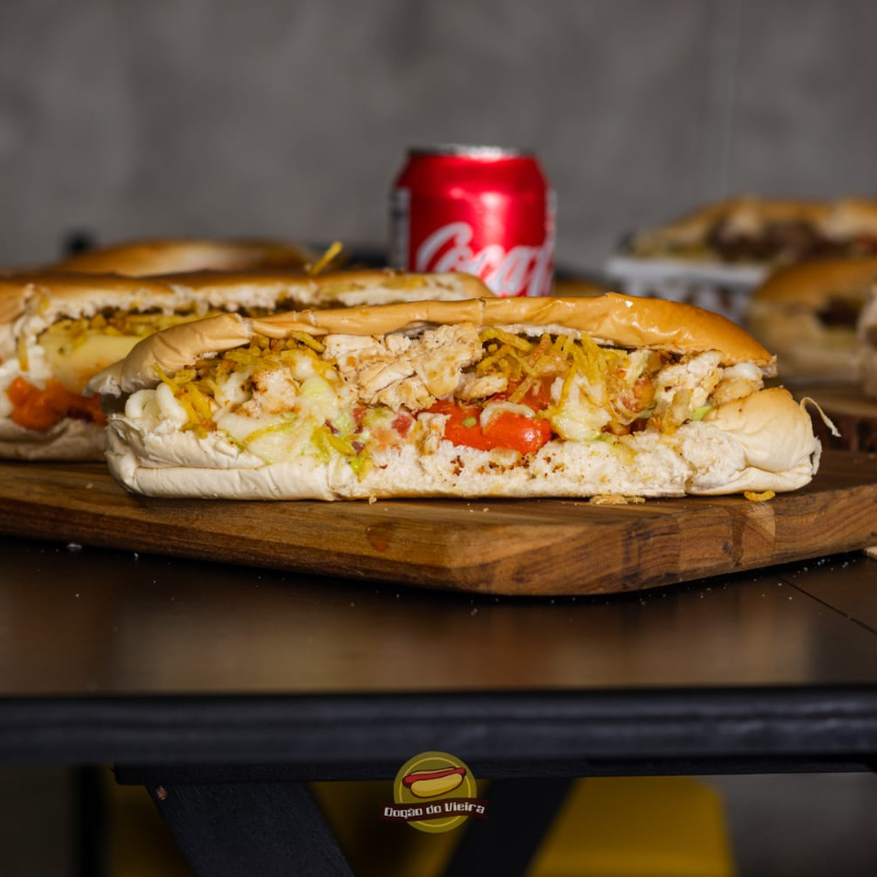 Pão especial, duas vinas perdigão, tomate,milho,maionese caseira,catupiry,pedaços de peito de frango e batata palha.
