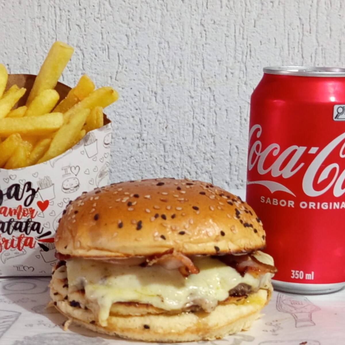 Combo com smash burguer rose e batata 120g e uma coca cola.