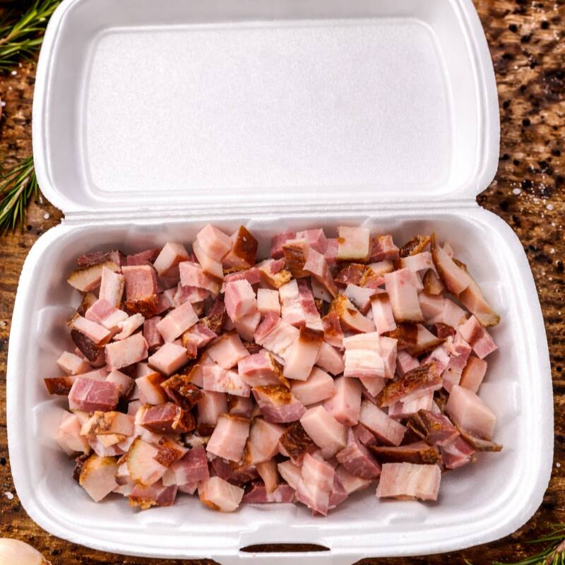 Porção a partir de 200g - Bacon cortadinho em cubos pequenos. Pronto para ser utilizado.