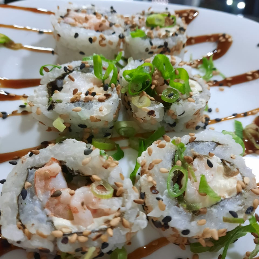 arroz invertido, cream cheese, camarão e cebolinha