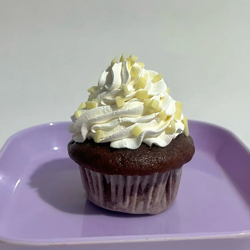Massa de chocolate , recheado com brigadeiro cremoso de ninho, e coberto com chantilly de ninho