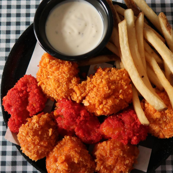 Boneless Bañados Salsa Búfalo Cubiertos de Papitas