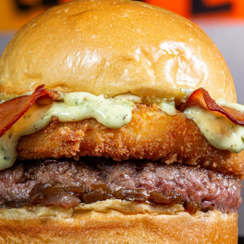 Pão brioche, burger 160g, queijo coalho empanado, cebola caramelizada, bacon e maionese verde artesanal.