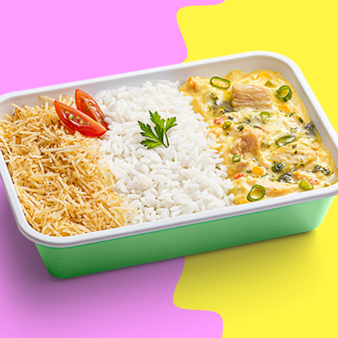 Fricassé de frango cremoso, ou como dizem na França, cremossé. Vai acompanhado de arroz, tomate-cereja, salsinha, cebolinha e pra dar aquela crocância, uma chuva de batata-palha.