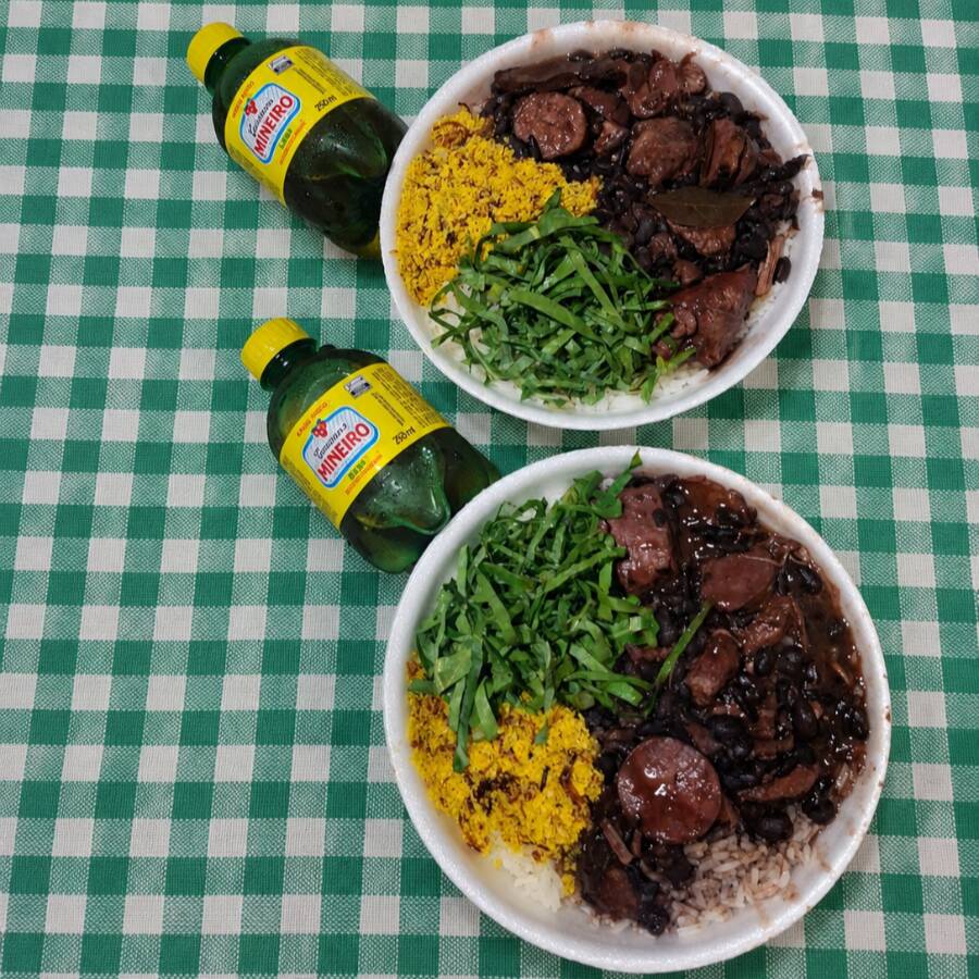Feijoada Simples arroz, couve e farofa