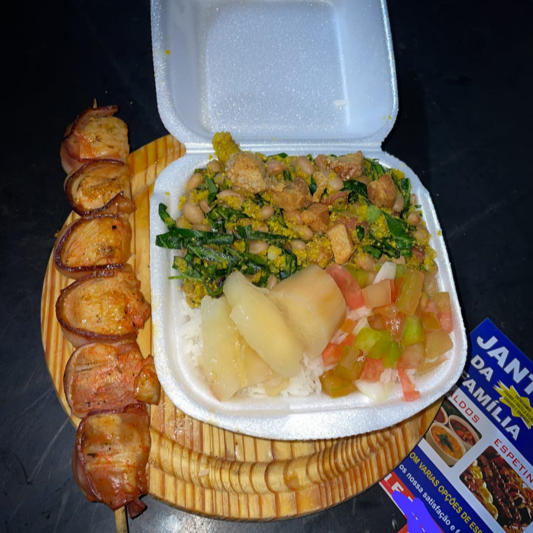 Arroz, Feijão Tropeiro, Mandioca, Vinagrete e um espetinho a escolha.