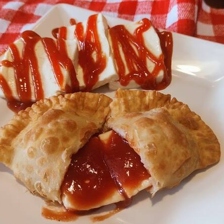 Pastel de massa caseira com queijo minas e goiabada cremosa.