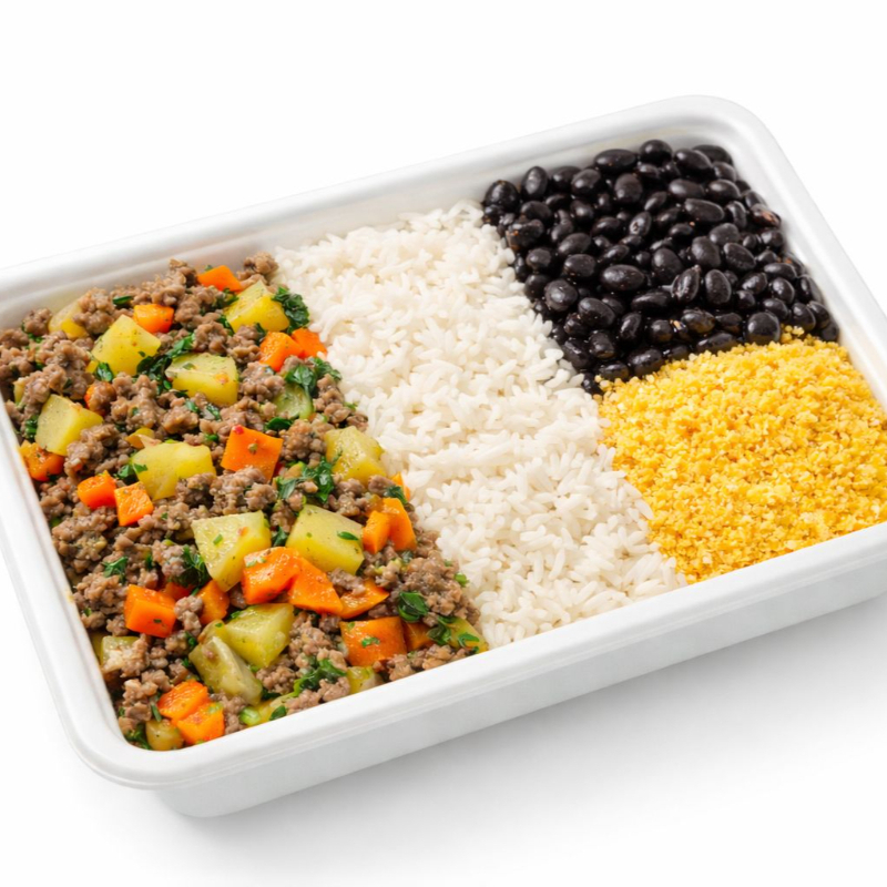 Marmita completa, saborosa e bem equilibrada. Preparada com carne moída refogada acompanhada de batata e cenoura em cubos, temperada na medida certa e finalizada com cheiro-verde fresco, garantindo um sabor caseiro irresistível. Acompanha arroz branco soltinho, feijão preto encorpado e bem temperado e farofa dourada, trazendo o equilíbrio ideal entre sustância e sabor aprox 500g