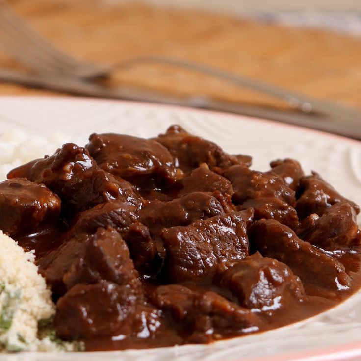 Deliciosos cubinhos de carne bovina refogados e bem temperados, preparados com molho encorpado e aquele sabor caseiro irresistível. Um prato simples, saboroso e cheio de tradição, perfeito para matar a fome com gostinho de comida feita em casa.