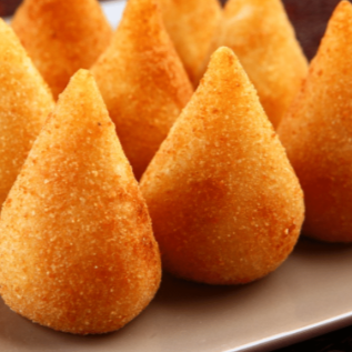 Coxinha recheada com frango desfiado e temperos especiais, envolta em uma massa crocante.