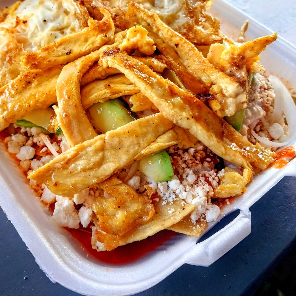 Chilaquiles con Milanesa de Pollo