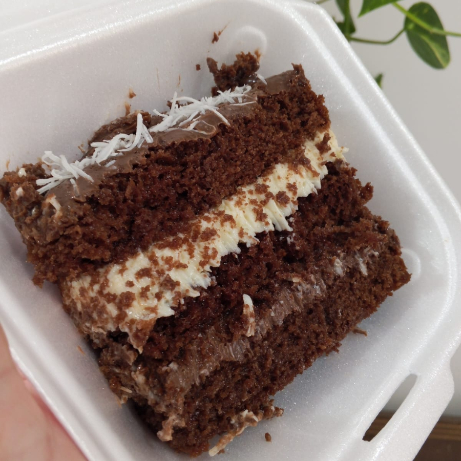 Com sabor de infância, essa fatia tem massa de chocolate, uma amada de brigadeiro cremoso e outra camada de brigadeiro cremoso de coco. Acompanha calda extra de Ninho para ficar ainda mais saborosa.