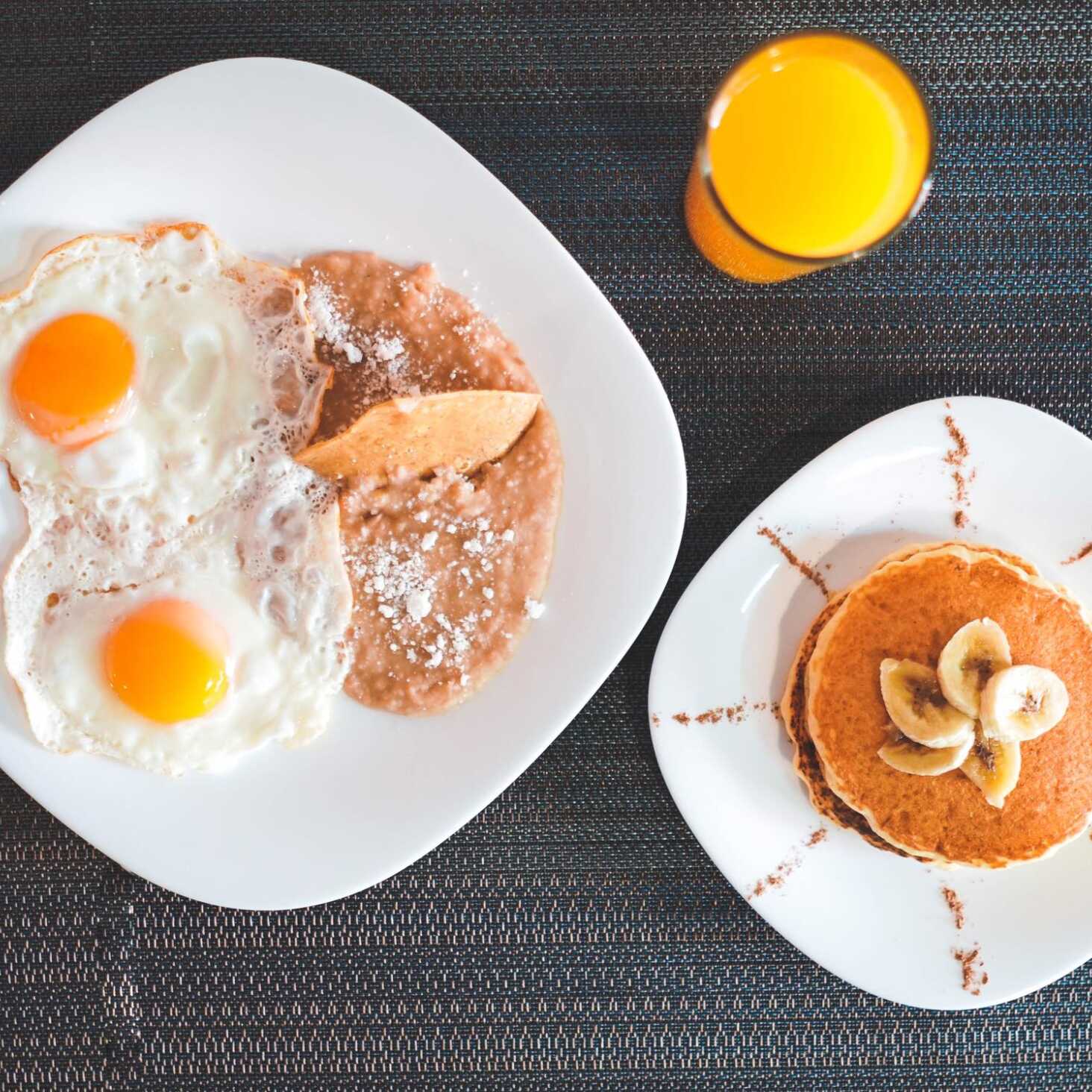 Paquete.. 1 (Hot Cakes, Huevo, Frijoles y Jugo.)