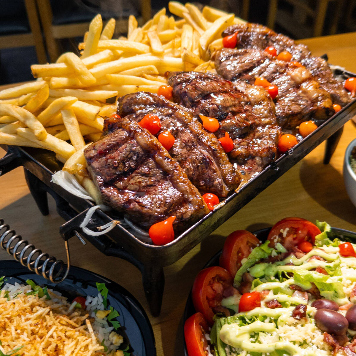 Corte nobre da Picanha servida com Aligot do Cheff. Servido com batatas fritas, farofa artesanal, arroz biro biro, salada do Cheff e molho.