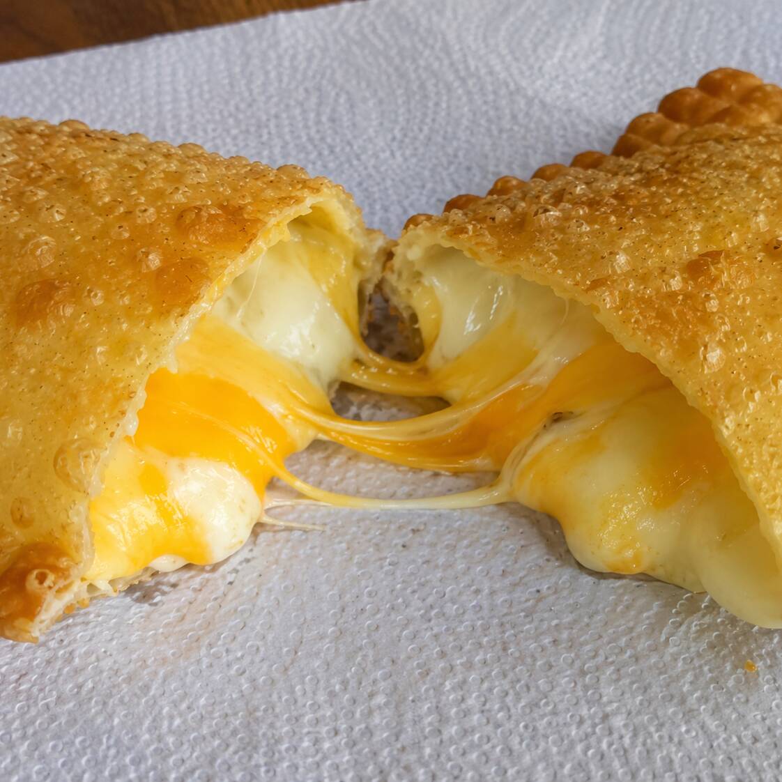 Mussarela derretida, Catupiry cremoso e cheddar irresistível, juntos em uma combinação extremamente cremosa e cheia de sabor. Um recheio generoso para quem ama queijo de verdade, envolvido em uma massa sequinha, crocante e douradinha! 🤤