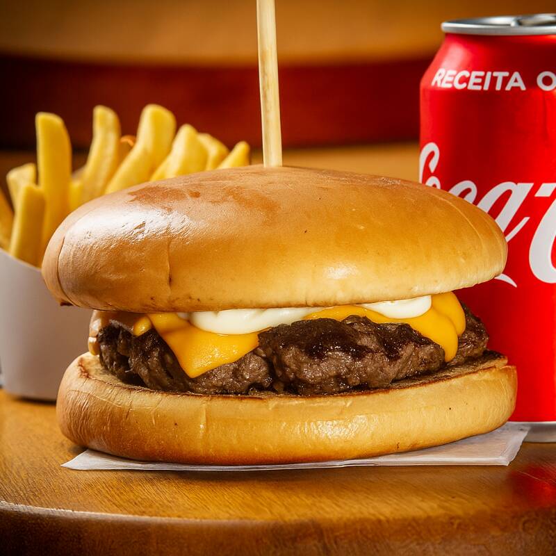 Pão de brioche com hambúrguer coberto com queijo prato. Saboroso demais!! Acompanha Batata e coca cola!!!