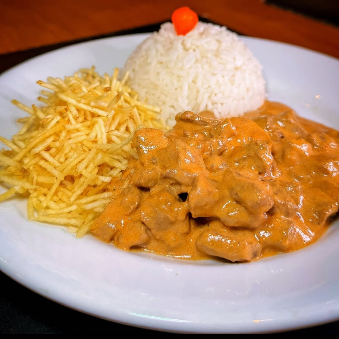 Saboroso Strogonoff carne ou frango Acompanhado arroz, e fritas