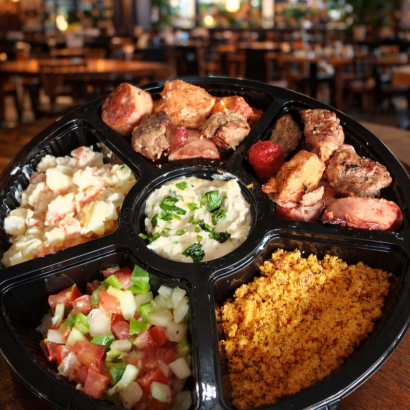 Petisqueira aperitivo para 2 pessoas , são 4 espetos ( 2 mistos , 1 Alcatra com Linguiça mineira e 1 Medalhão de Frango) acompanhados de Farofa torradinha , Vinagrete e maionese.