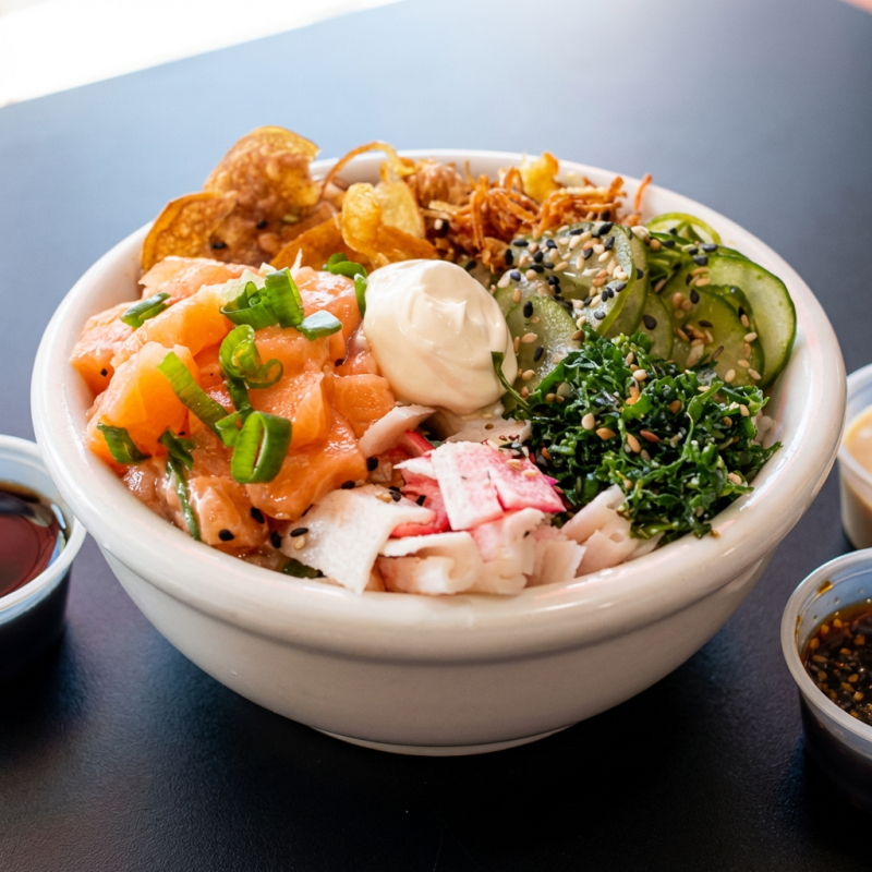 Arroz japones,batata crispy,salmão,couve,cream cheese e sunomono (pepino agridoce)
acompanha shoyu e tarê
imagem ilustrativa
