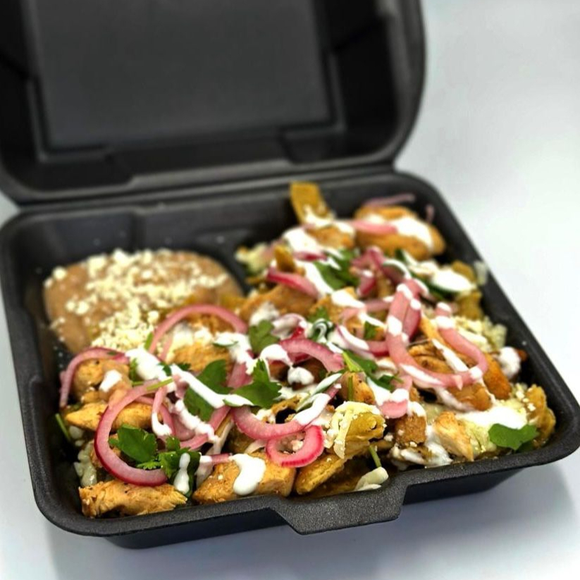 CHILAQUILES PICAÑA AHUMADA EN SALSA ROJA TATEMADA