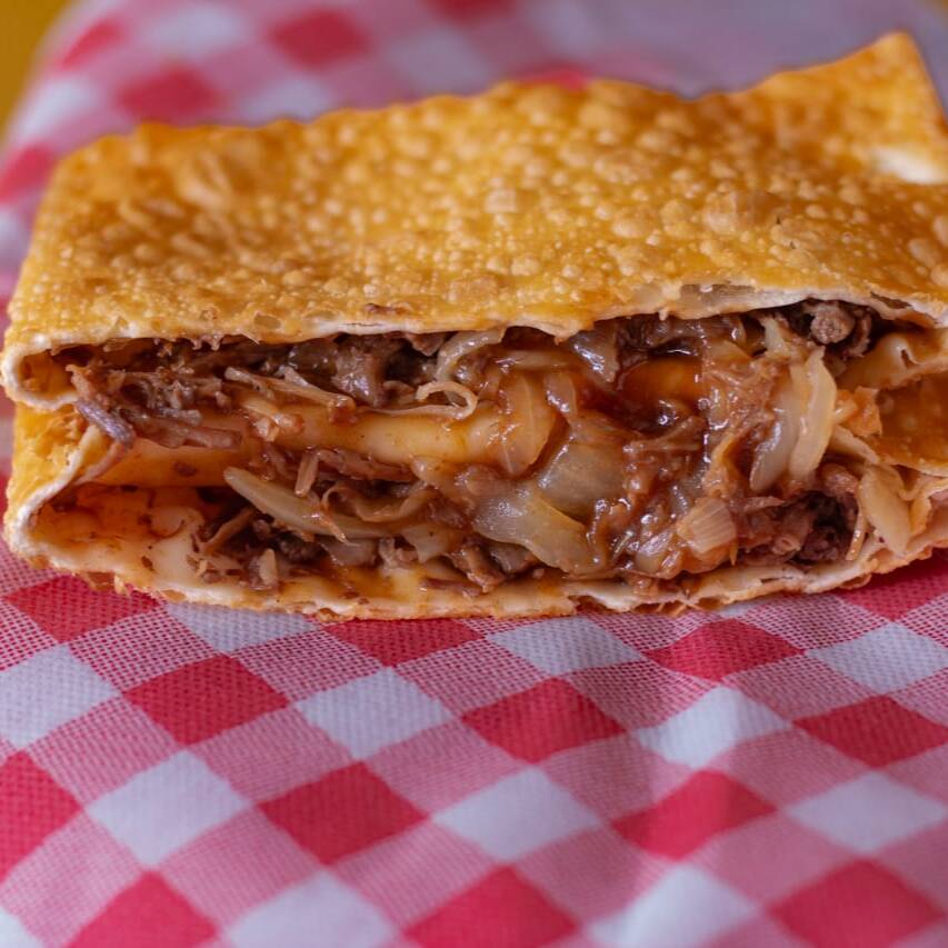 "Este não é apenas um pastel de costela, é uma obra-prima culinária. Cada camada deste pastel é uma sinfonia de sabores, com costela suculenta, cebola caramelizada, molho barbecue , tudo embalado em uma massa crocante."
Tamanho aproximado de 20x15cm
