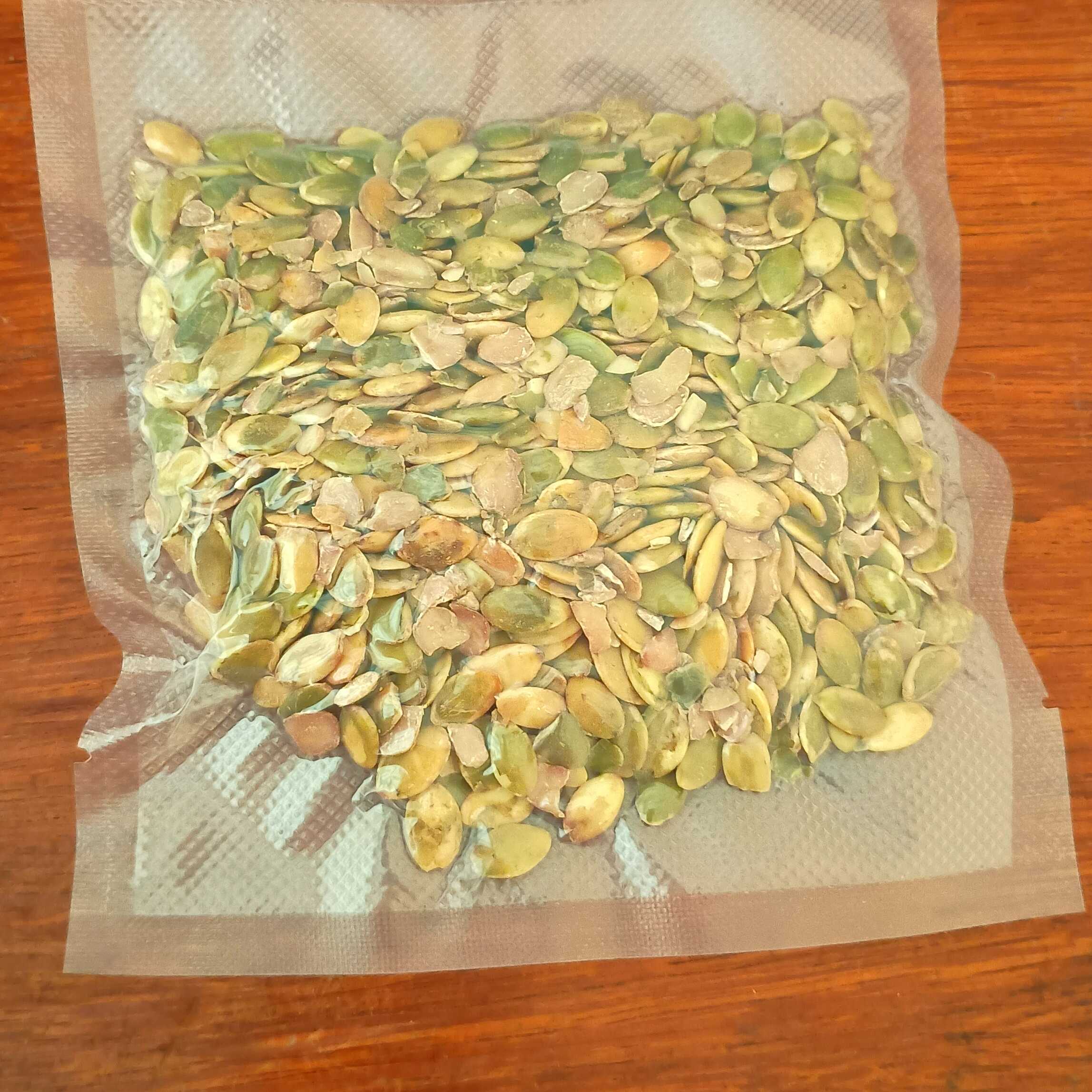 100 gr de semente de abóbora embalada a vácuo.