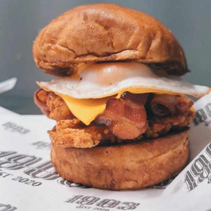 Bro Burger + Papas + Bebida.