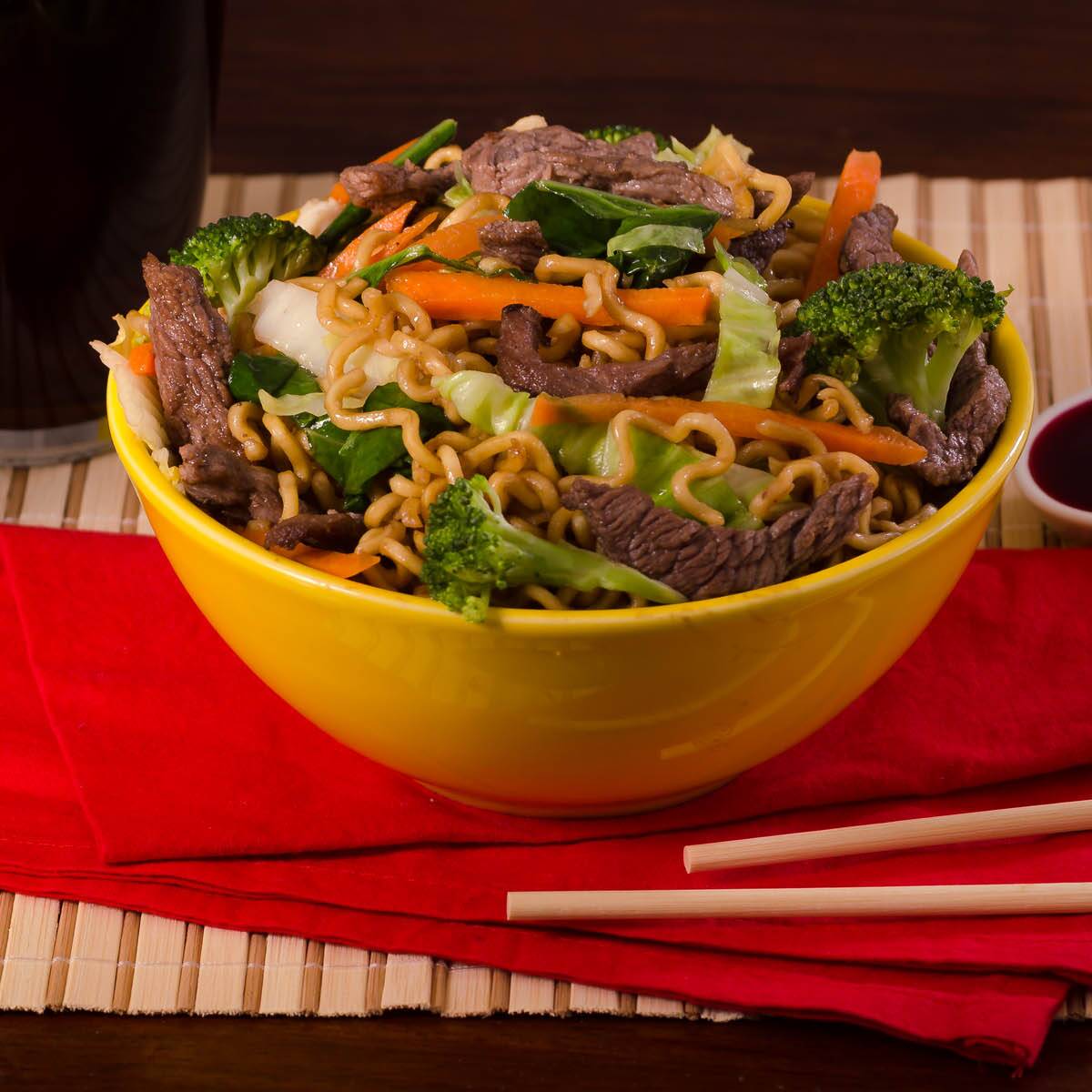 O 'Yakisoba de Carne' é uma obra-prima da Linha Chinesa: um prato deliciosamente robusto, satisfatório e saboroso. Com aproximadamente 550g, ele é generosamente servido para um apreciador. Apresenta uma mistura de carne suculenta e legumes frescos e crocantes, habilmente wok-fritos para extrair o máximo de sabor. Este prato é uma experiência gastronômica única, rica em nuances e texturas. Importante: não contém tarê. Ideal para quem busca uma refeição autêntica e deliciosa.