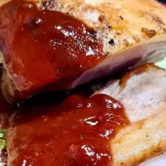 Arroz, feijão, farofa, fritas, salada do dia e picanha suína ao molho