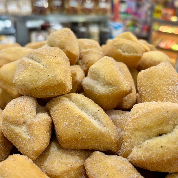 Massa frita, polvilhada com açucar e canela