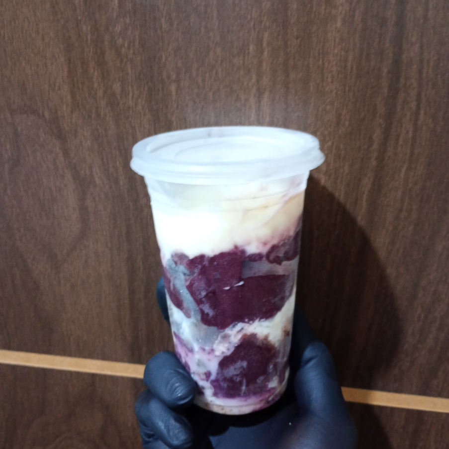 Acompanhamentos farinha de biscoito morango+ leite em pó + leite condensado + chocobool + m&ms + gotas de chocolate l