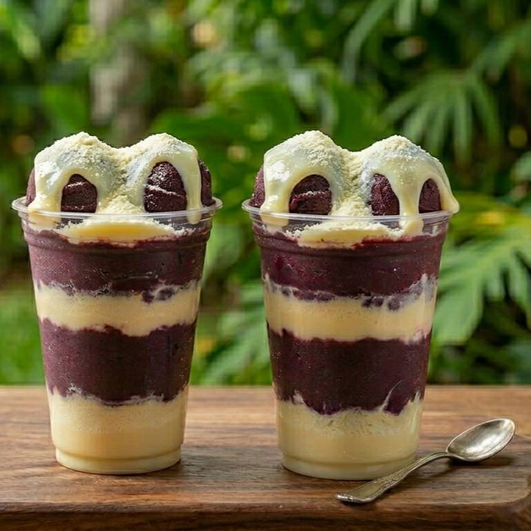 Copo de 300ml, 400ml ou 500ml com três camadas de leite condensado e leite em pó + duas bolas de açaí ou de sorvete da sua preferência!