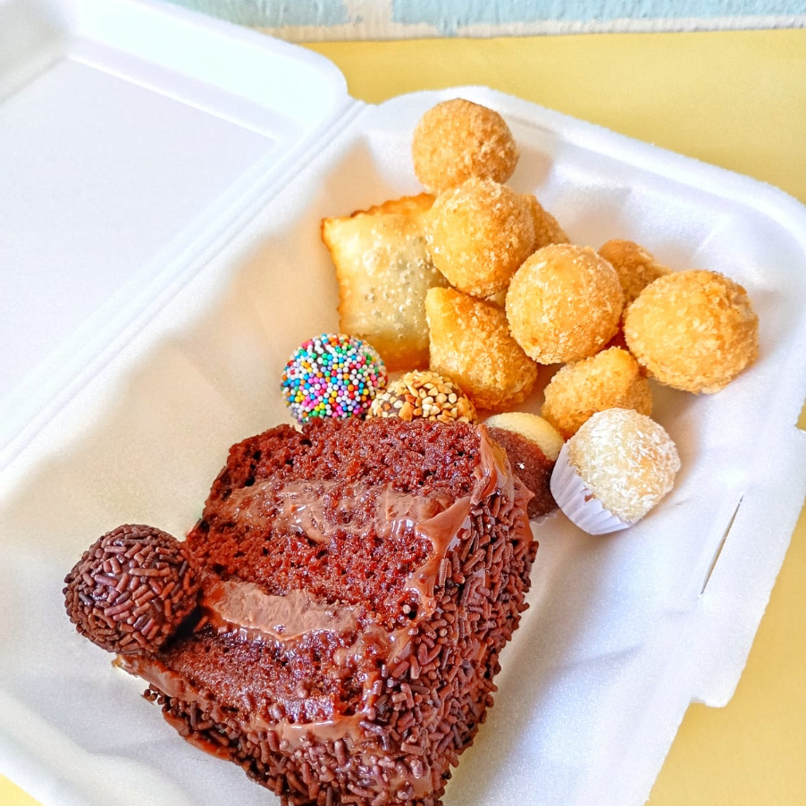 O Pratinho da Alegria é uma combinação irresistível dos nossos favoritos do Kdú <3! Esse pratinho vai te trazer lembranças deliciosas de festinhas especiais. Delicie-se com uma fatia de bolo incrivelmente fofinho, quatro doces irresistíveis (brigadeiro, beijinho, bem casado e moranguinho), quatro coxinhas suculentas, duas bolinhas de queijo irresistíveis, dois risolis mistos saborosos e dois mini pastéis crocantes. É uma verdadeira explosão de sabores. Peça agora e faça a festa em casa! Os itens desse produto não podem ser alterado, caso deseje personalize seu pedido com estes produtos avulsos.