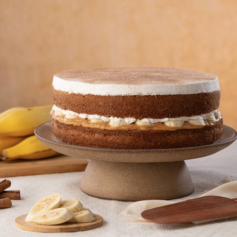 Doce de leite, banana e chantininho harmonizados em uma deliciosa massa de bolo de banana, com um toque de canela e cacau
Bolo pequeno serve até 8 fatias
Bolo grande serve até 16 fatias