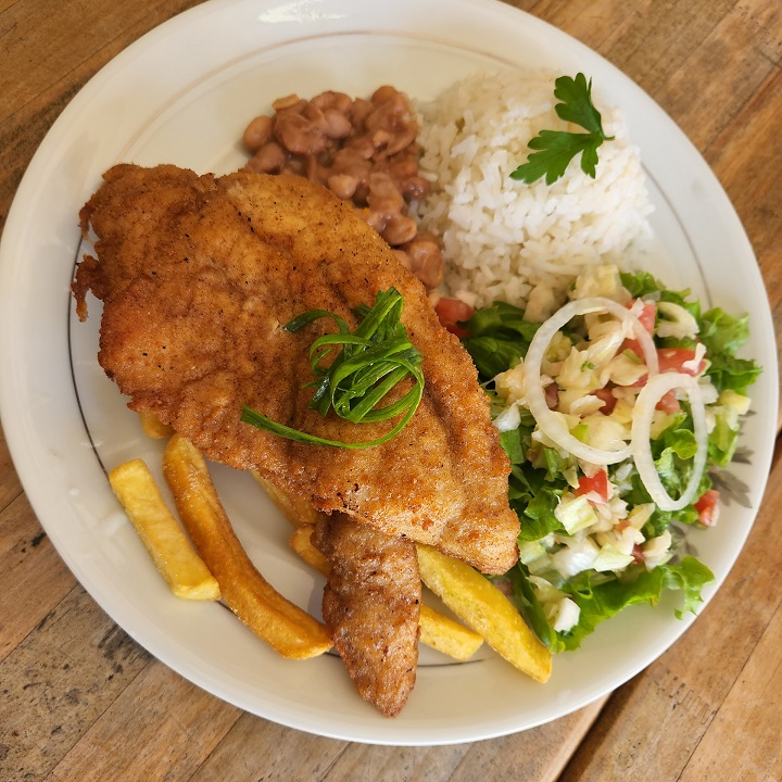 Marmita Acompanha: Arroz, Feijão, um Filé de frango á Milanesa, uma salada de folhas ou legumes e fritas.