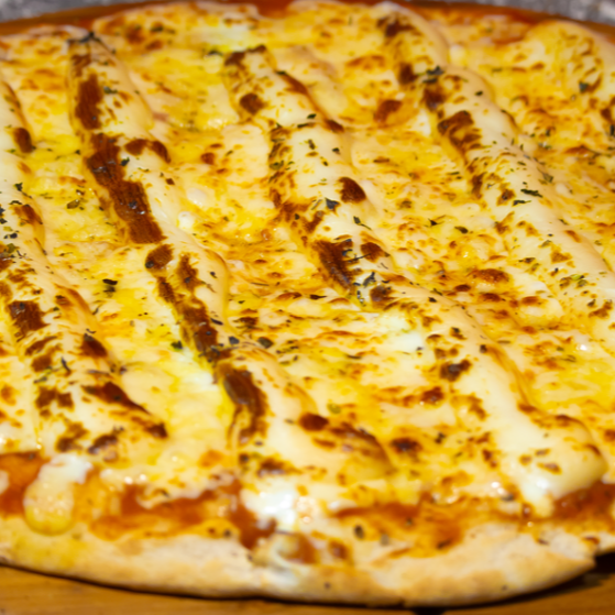 Pizza saborosa composta por: Molho de tomate, queijo mussarela, queijo parmesão, Catupiry e Orégano.