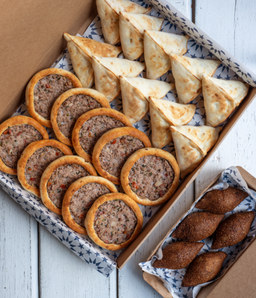 Acompanha 10 esfihas abertas de carne, 10 esfihas fechadas de carne e 5 quibes fritos.