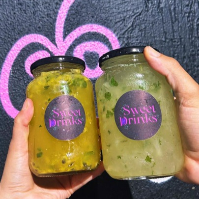 Dupla: caipirinha de abacaxi com hortelã e caipirinha de maracujá com manjericão, ambas feitas com vodka, copo de vidro de 600ml.