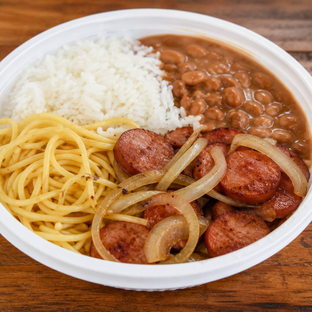 Linguiça calabresa acebolada,arroz,feijão,macarrão e farofa