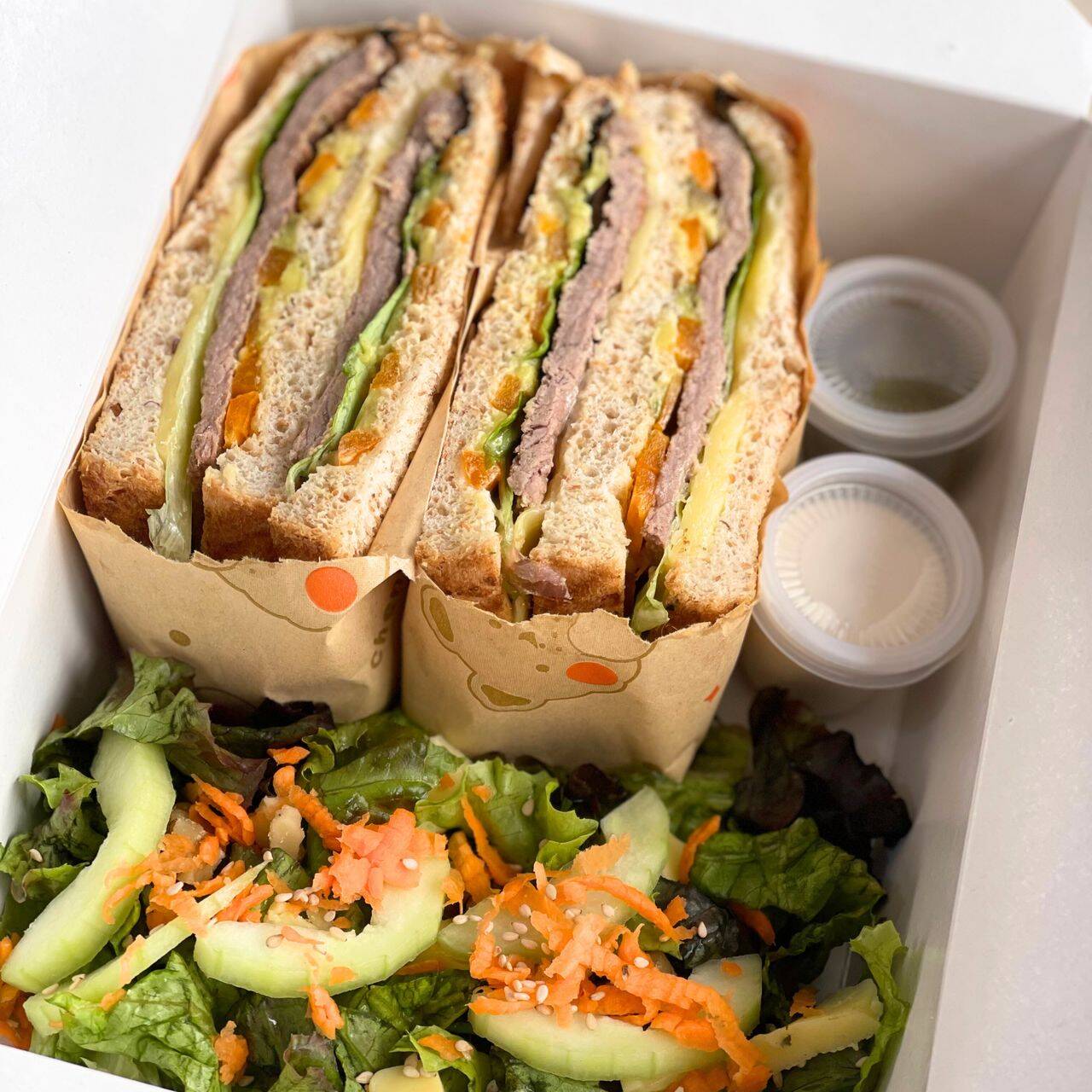Sandwich de sirloin con ensalada