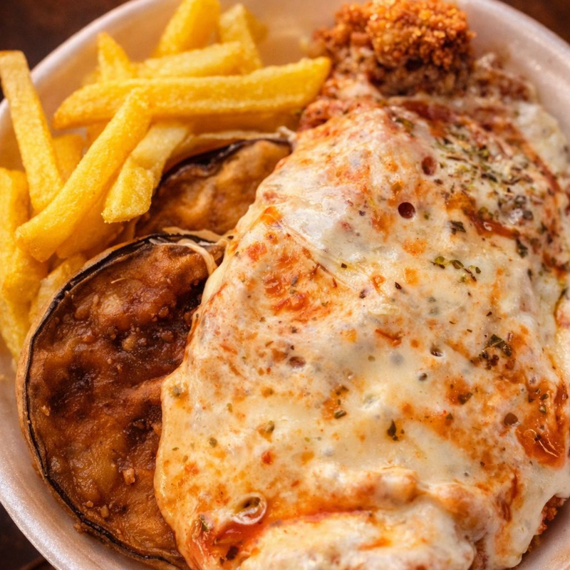 Arroz, feijão, fritas, farofa e salada.