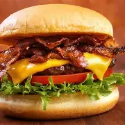 Pão Brioche Amanteigado, Bland de Carne Alto de 200g, Queijos Cheda Maçaricado, Bacons Caramelizados e Molho Especial da Casa!