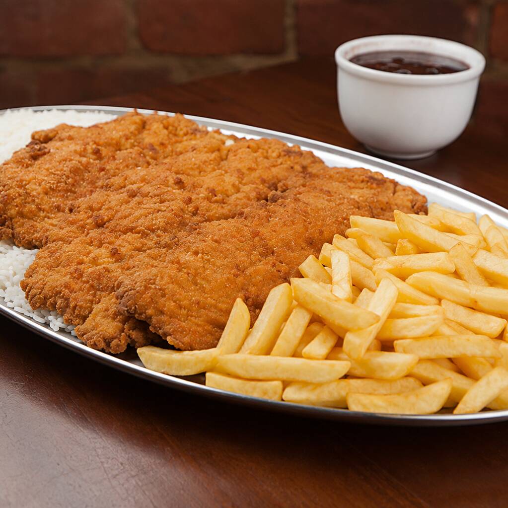 Acompanha arroz e batata frita. Serve até 2 pessoas.